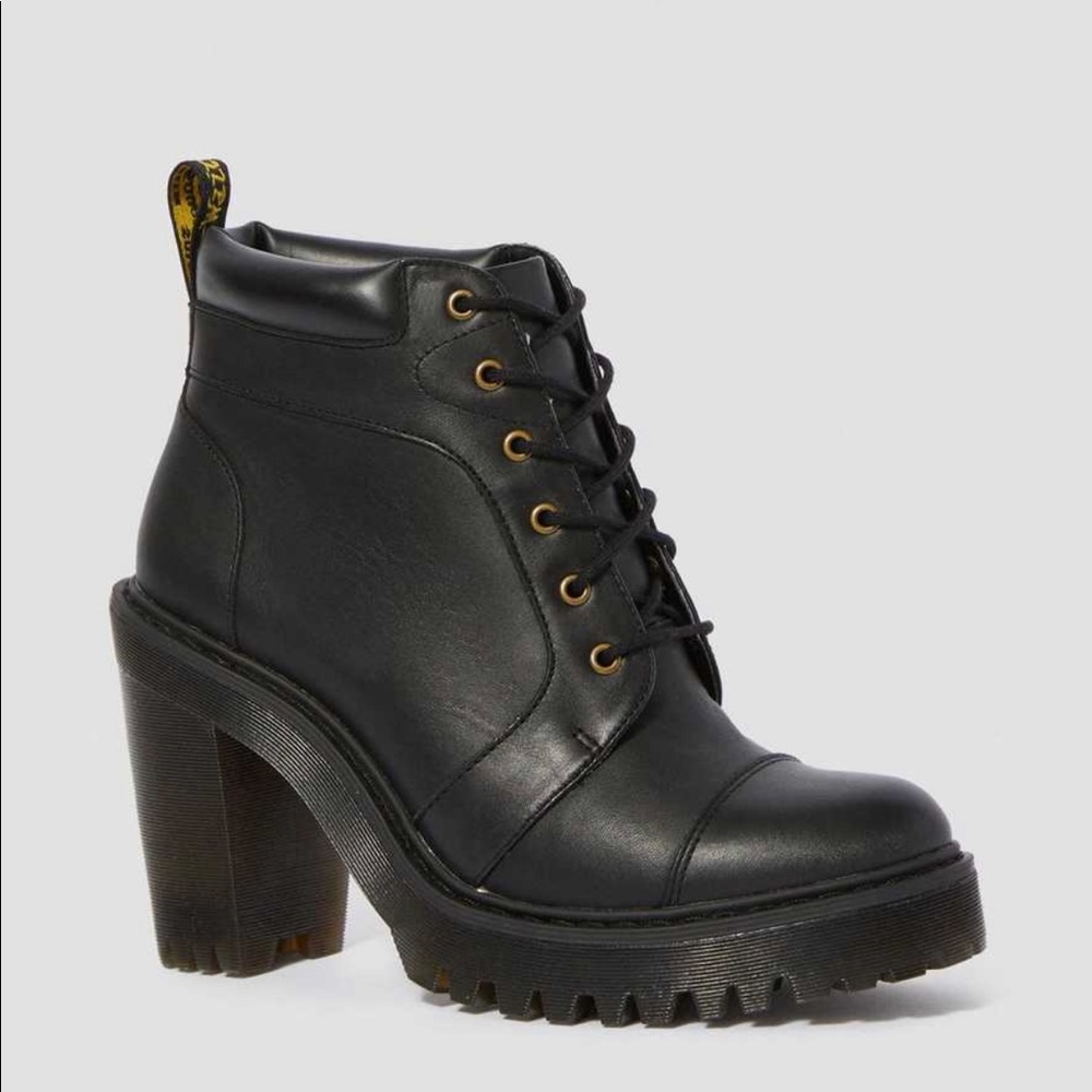 Dr. Martens averil boots